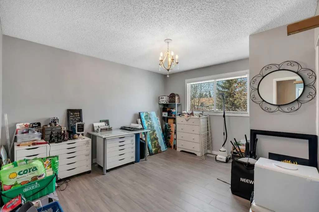 12 Oakvale Place SW Calgary AB T2V 1H4
