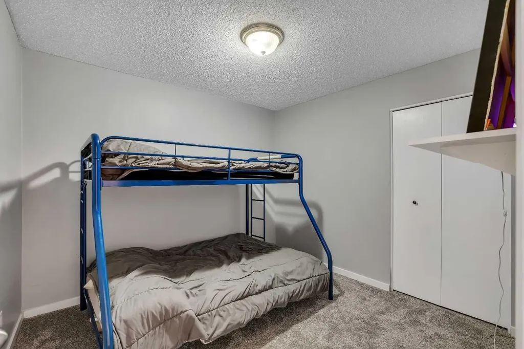12 Oakvale Place SW Calgary AB T2V 1H4