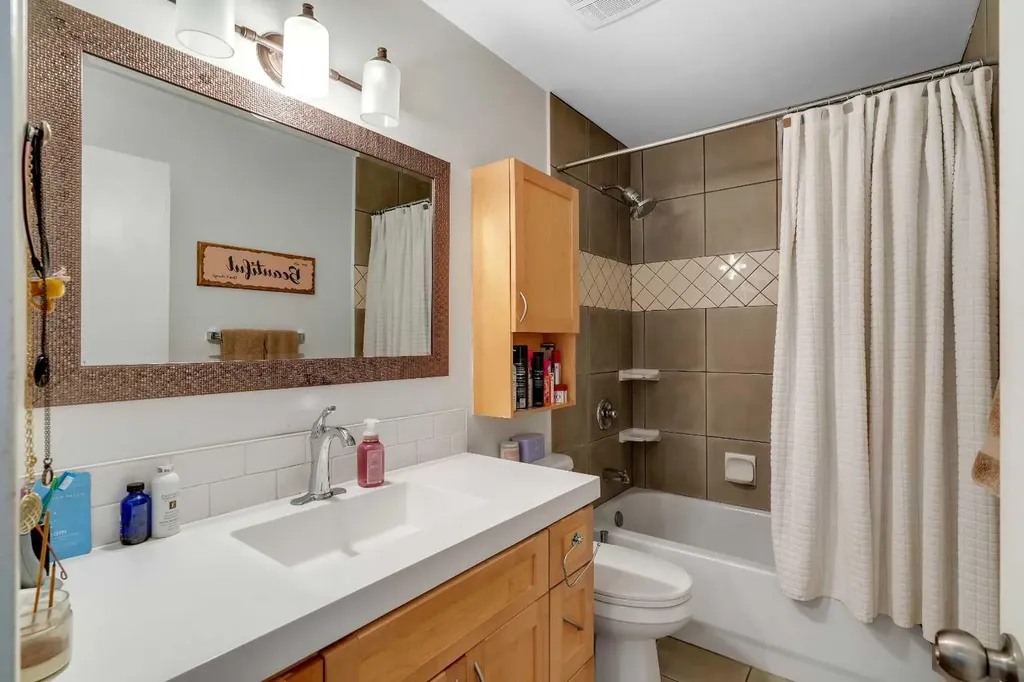 12 Oakvale Place SW Calgary AB T2V 1H4