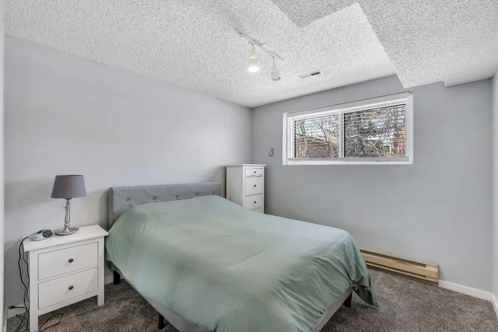12 Oakvale Place SW Calgary AB T2V 1H4