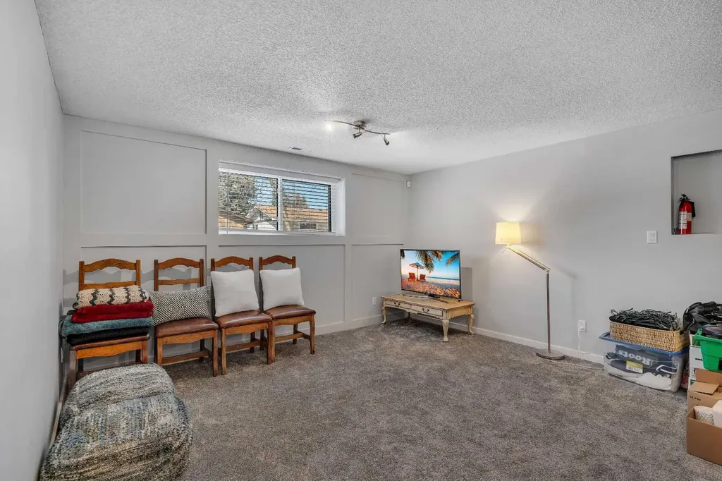 12 Oakvale Place SW Calgary AB T2V 1H4