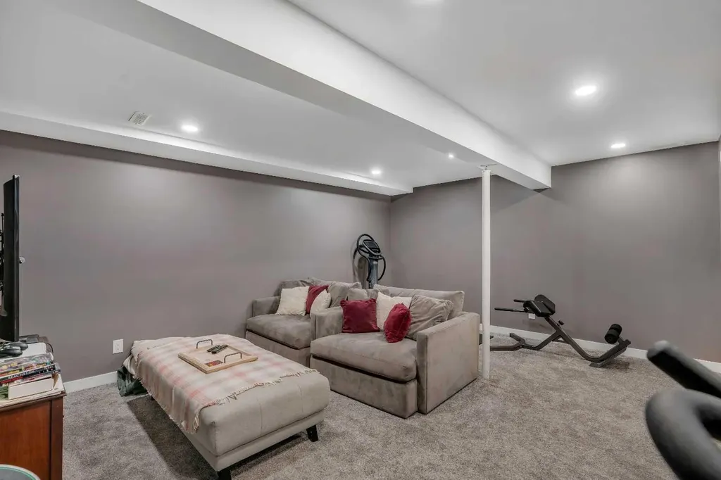 12 Oakvale Place SW Calgary AB T2V 1H4