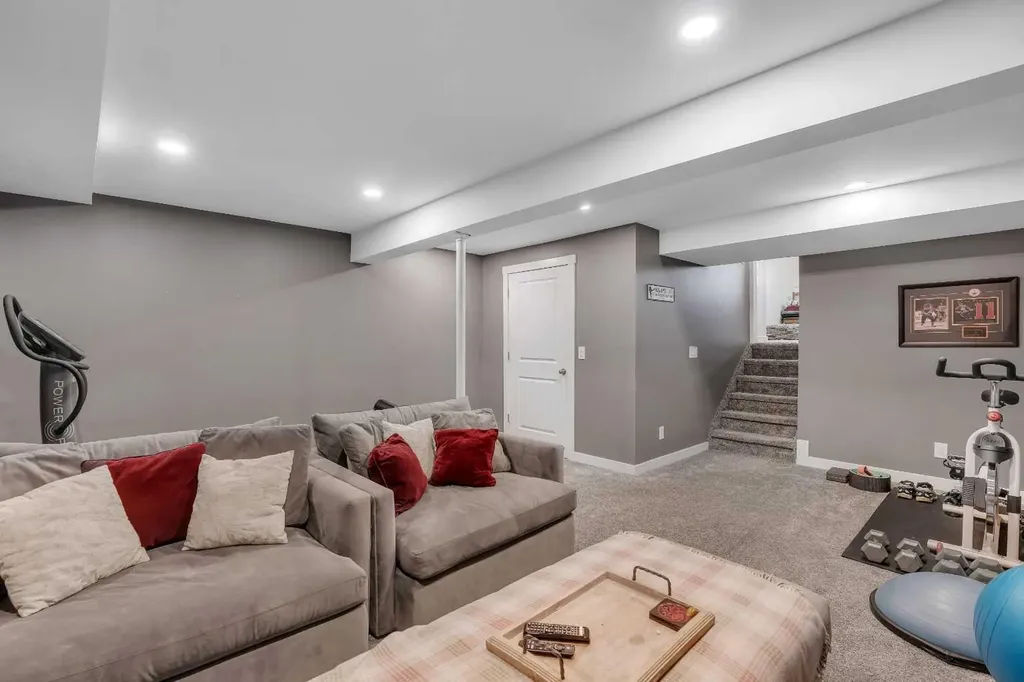 12 Oakvale Place SW Calgary AB T2V 1H4