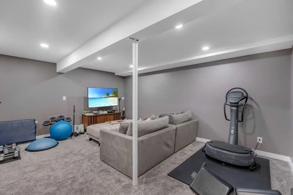 12 Oakvale Place SW Calgary AB T2V 1H4