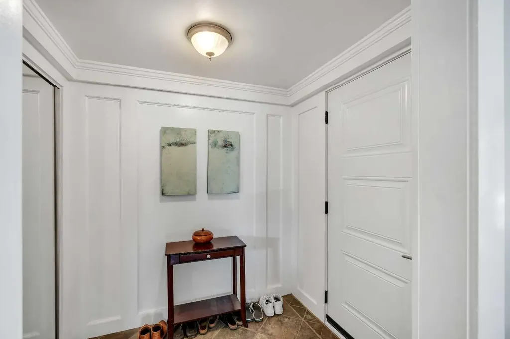 12 Oakvale Place SW Calgary AB T2V 1H4