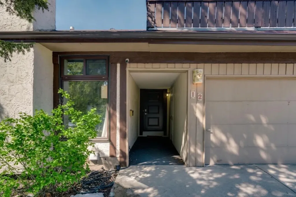 12 Oakvale Place SW Calgary AB T2V 1H4