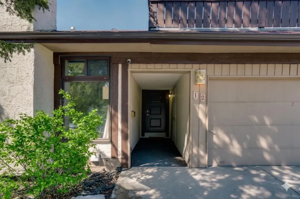12 Oakvale Place SW Calgary AB T2V 1H4