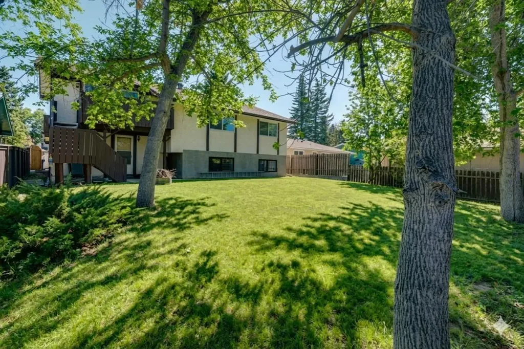 12 Oakvale Place SW Calgary AB T2V 1H4