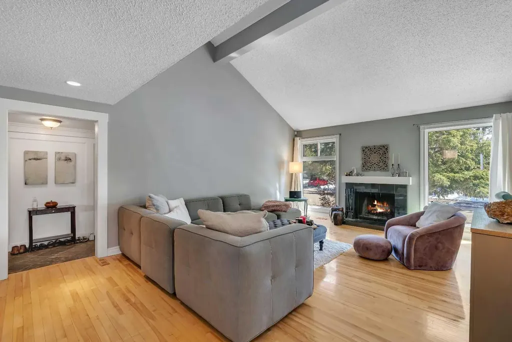 12 Oakvale Place SW Calgary AB T2V 1H4
