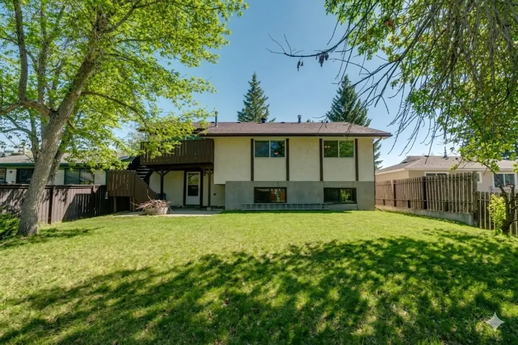 12 Oakvale Place SW Calgary AB T2V 1H4