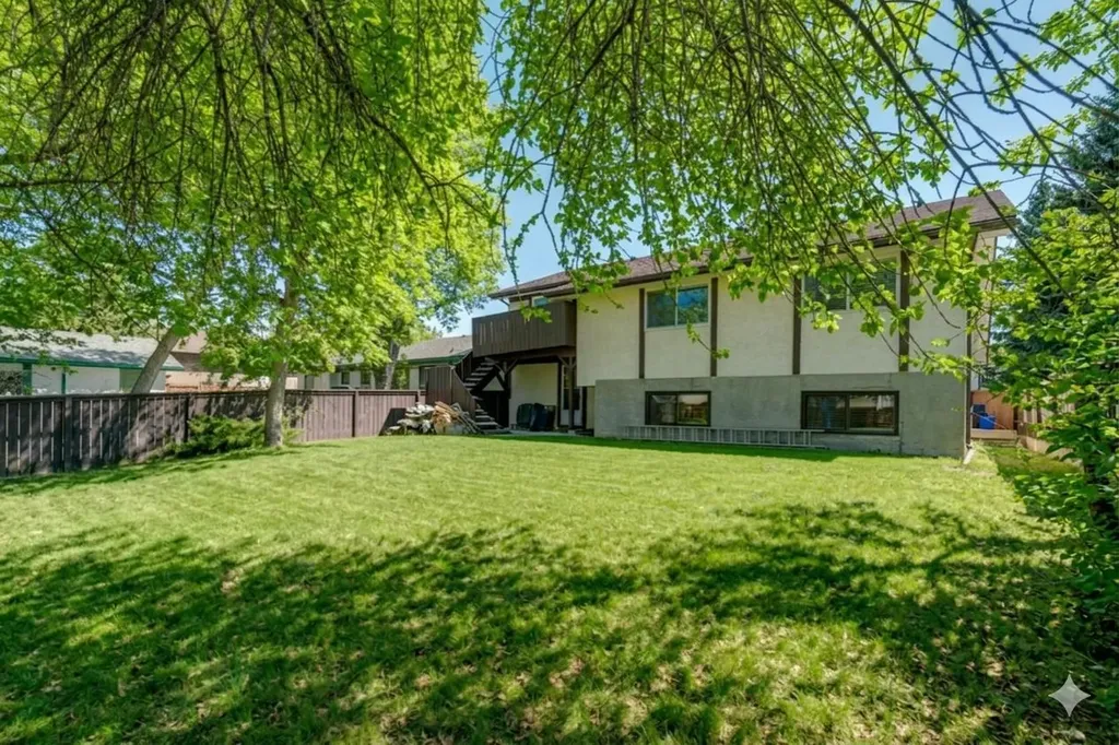 12 Oakvale Place SW Calgary AB T2V 1H4