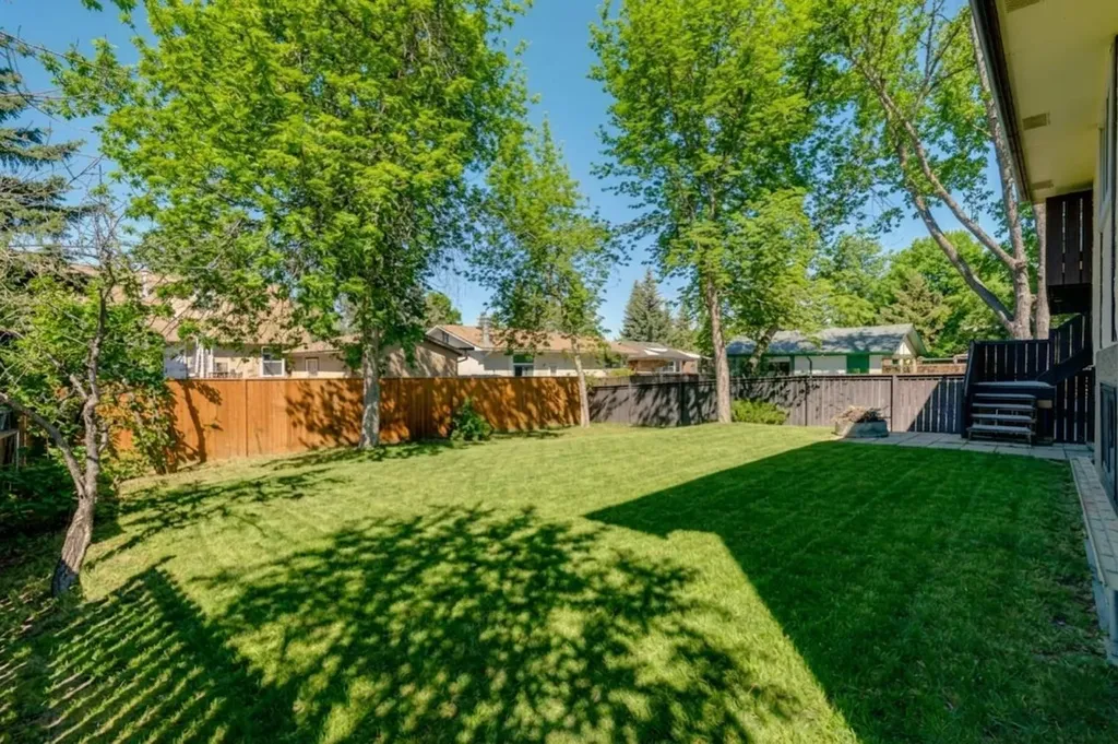 12 Oakvale Place SW Calgary AB T2V 1H4