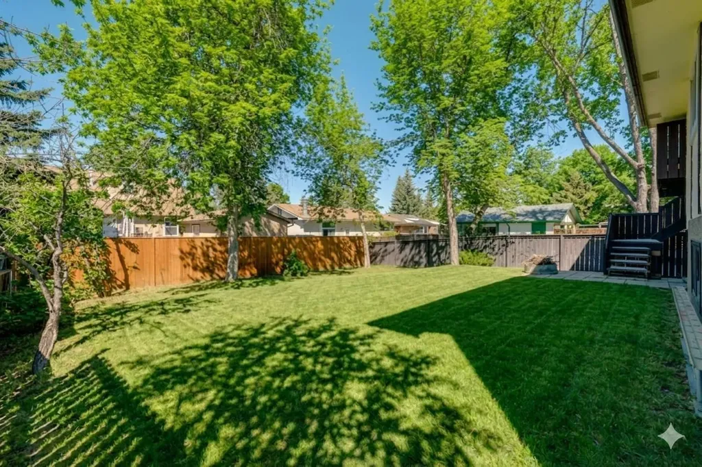 12 Oakvale Place SW Calgary AB T2V 1H4