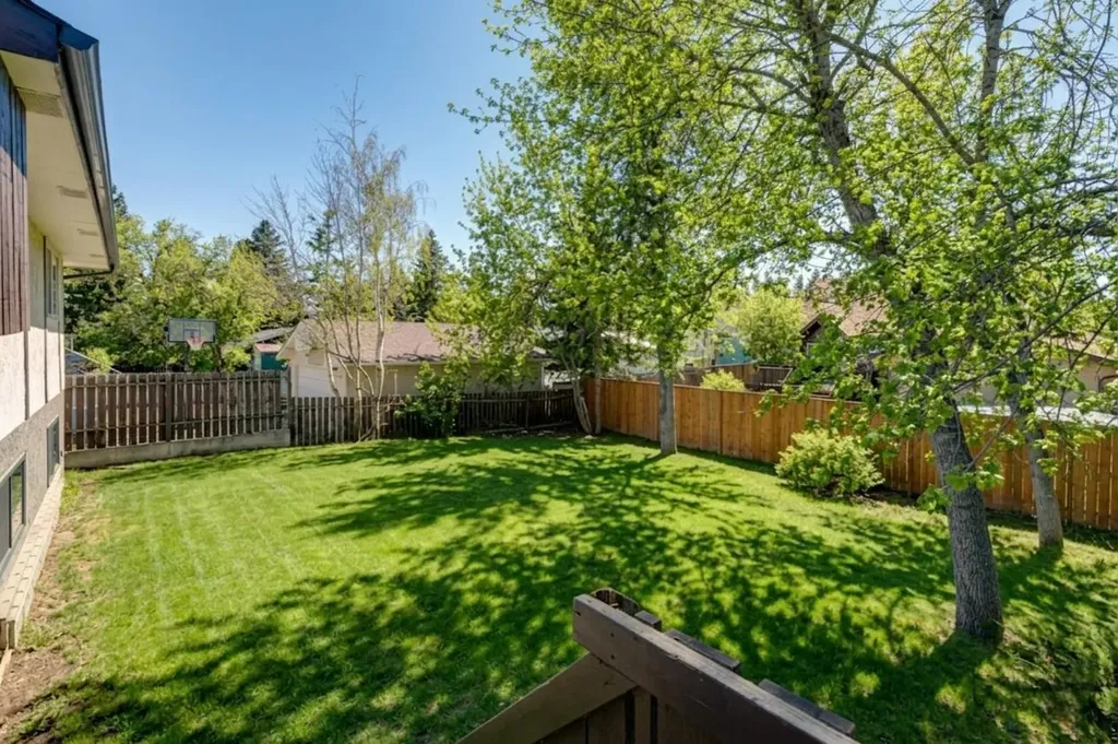 12 Oakvale Place SW Calgary AB T2V 1H4