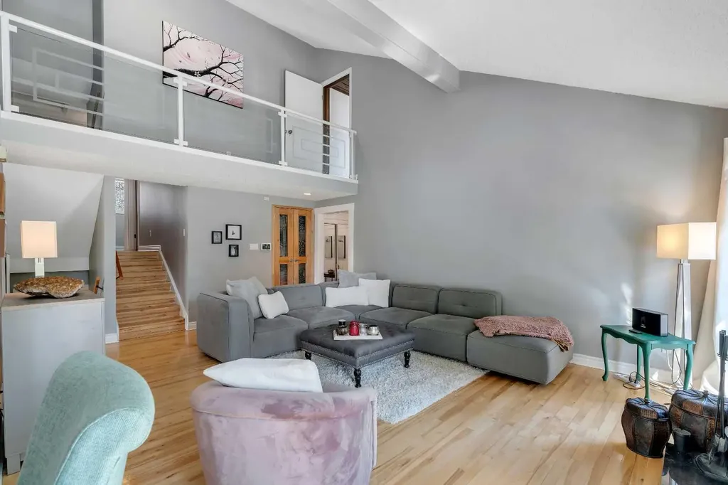 12 Oakvale Place SW Calgary AB T2V 1H4