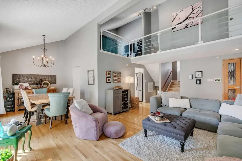 12 Oakvale Place SW Calgary AB T2V 1H4