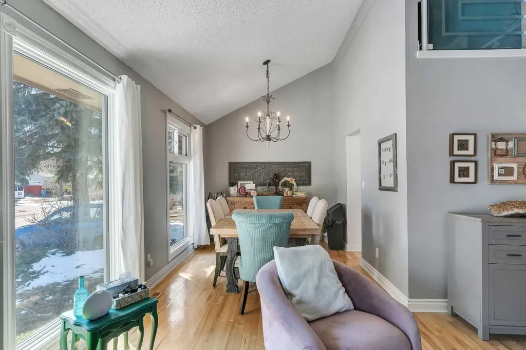 12 Oakvale Place SW Calgary AB T2V 1H4