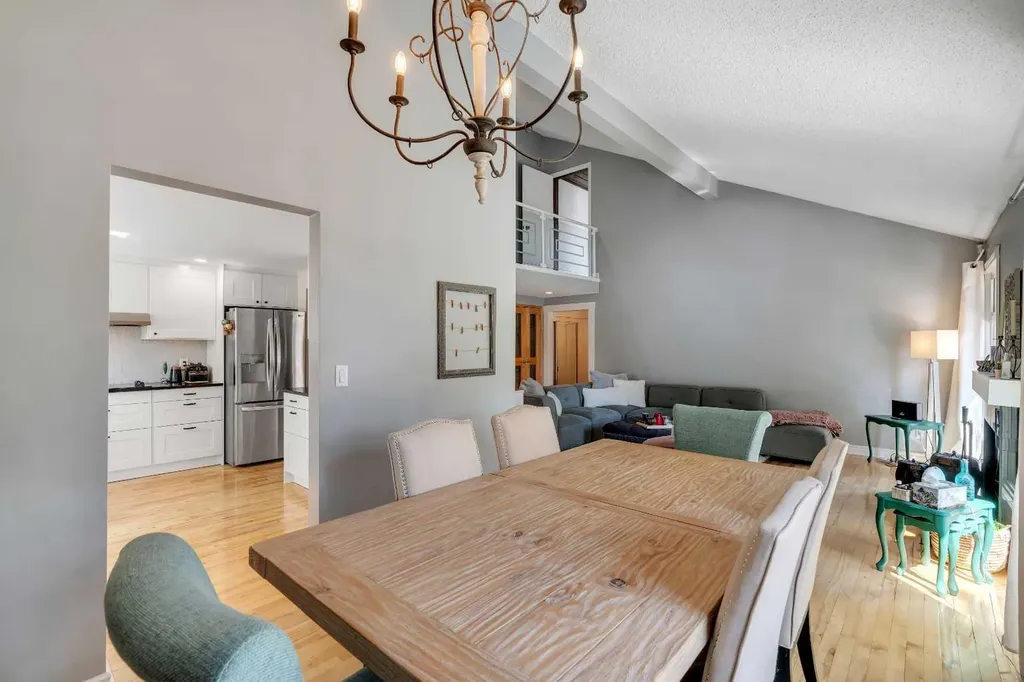 12 Oakvale Place SW Calgary AB T2V 1H4