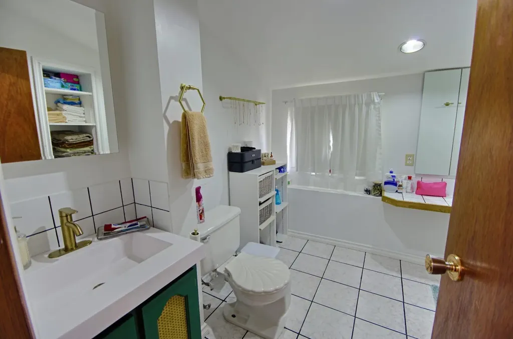 5109 44 Avenue Taber AB T1G1A9