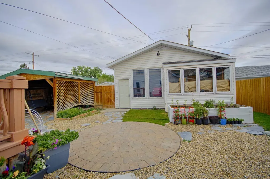 5109 44 Avenue Taber AB T1G1A9