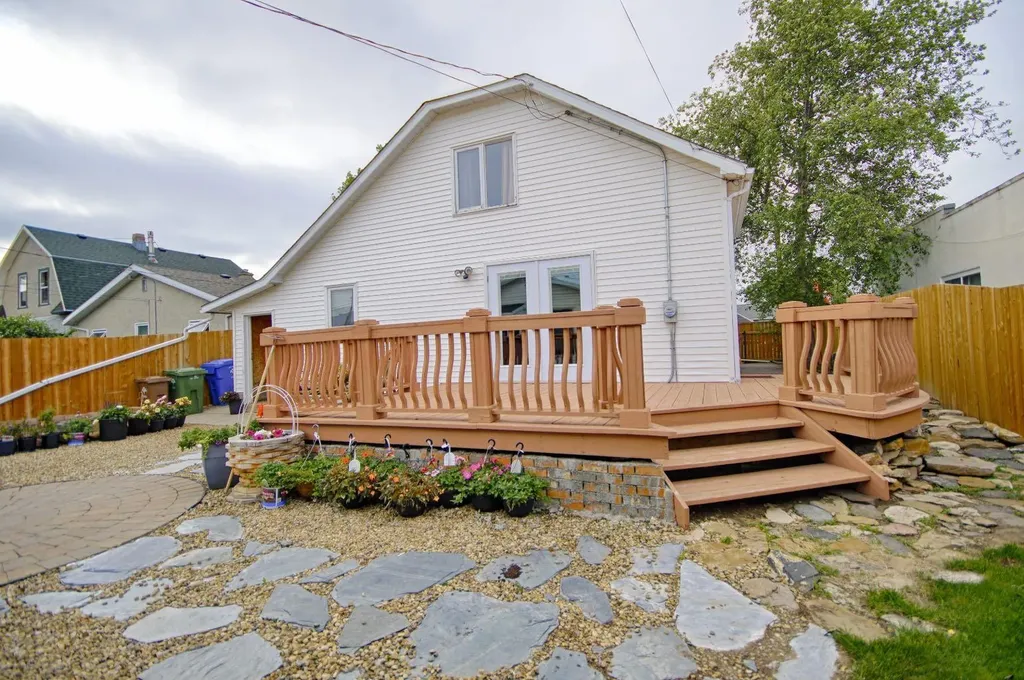 5109 44 Avenue Taber AB T1G1A9
