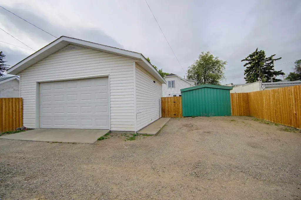 5109 44 Avenue Taber AB T1G1A9