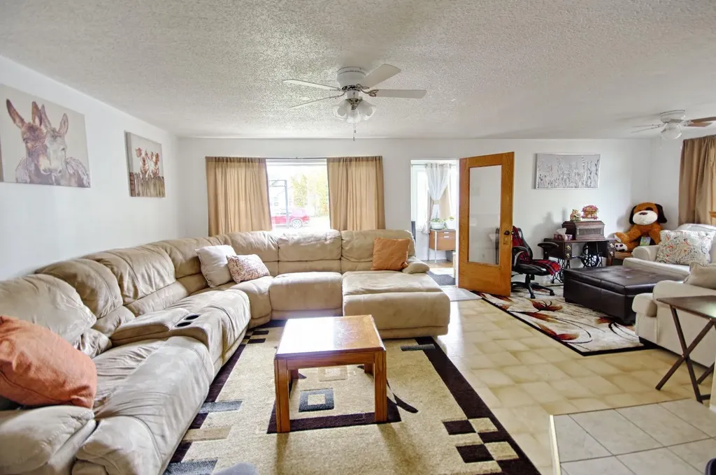 5109 44 Avenue Taber AB T1G1A9