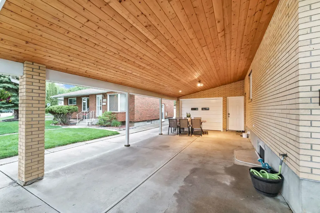 2520 22 Avenue SE Medicine Hat AB T1B 1B6