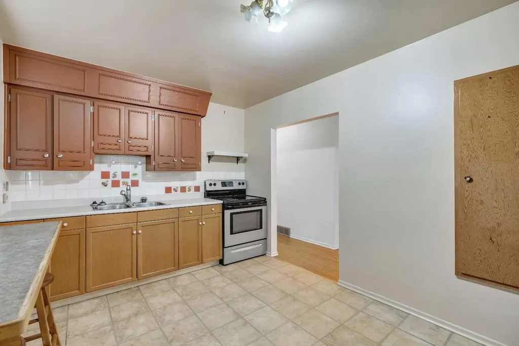 604 56 Avenue SW Calgary AB T2V 0G8