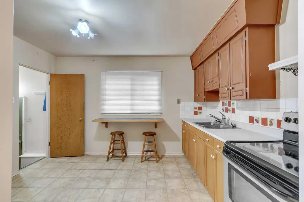 604 56 Avenue SW Calgary AB T2V 0G8