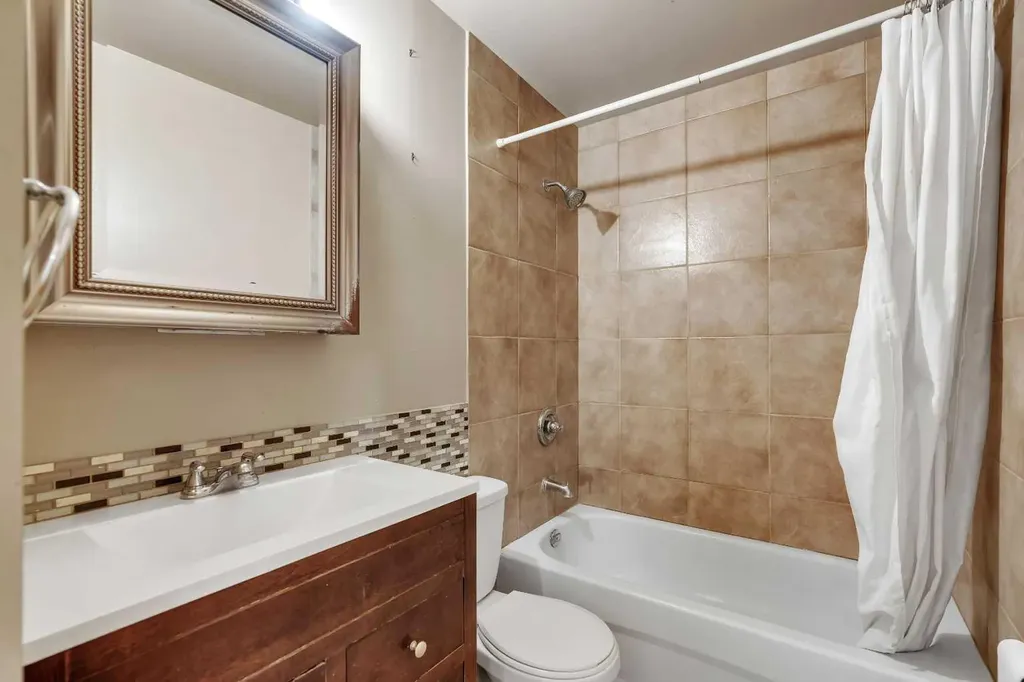 604 56 Avenue SW Calgary AB T2V 0G8
