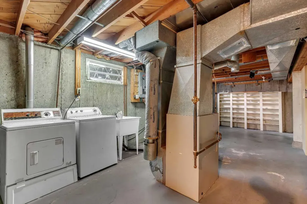 604 56 Avenue SW Calgary AB T2V 0G8