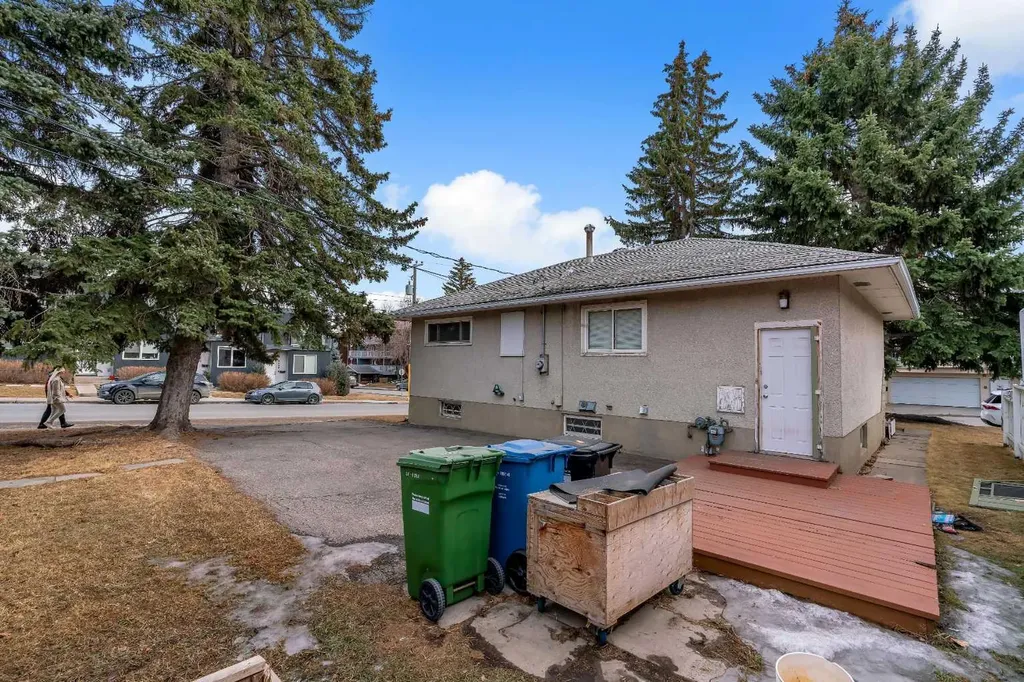 604 56 Avenue SW Calgary AB T2V 0G8