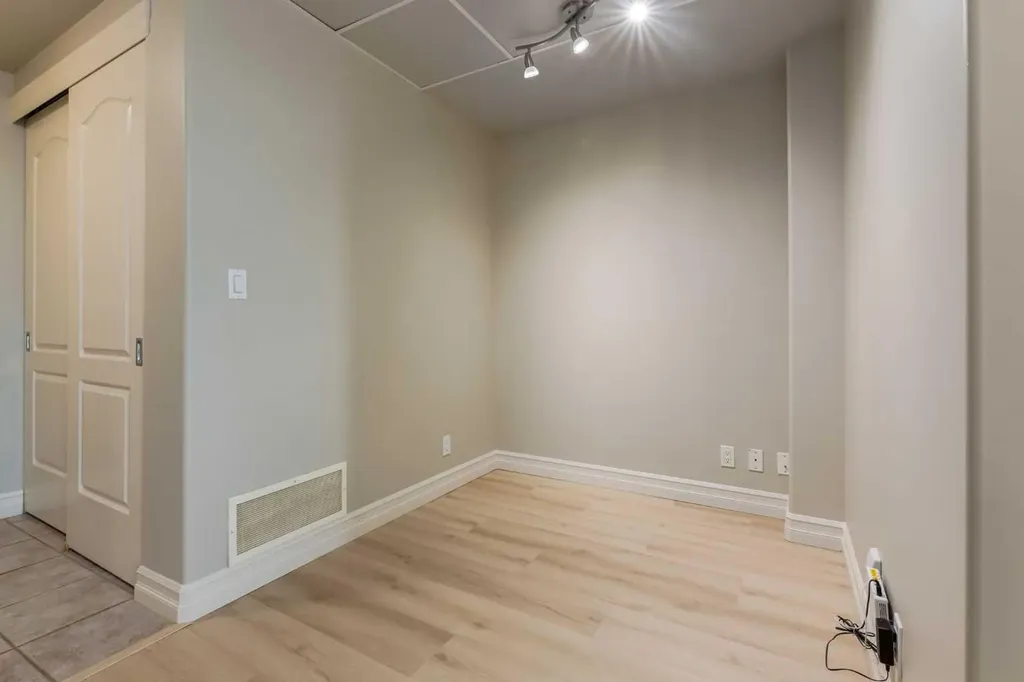836 15 Avenue SW Calgary AB T2R1S2