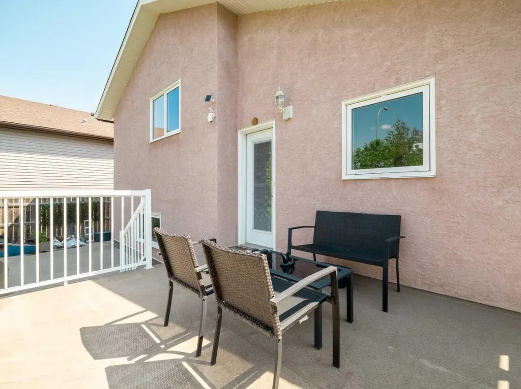 827 Kodiak Bay N Lethbridge AB T1H 5S2