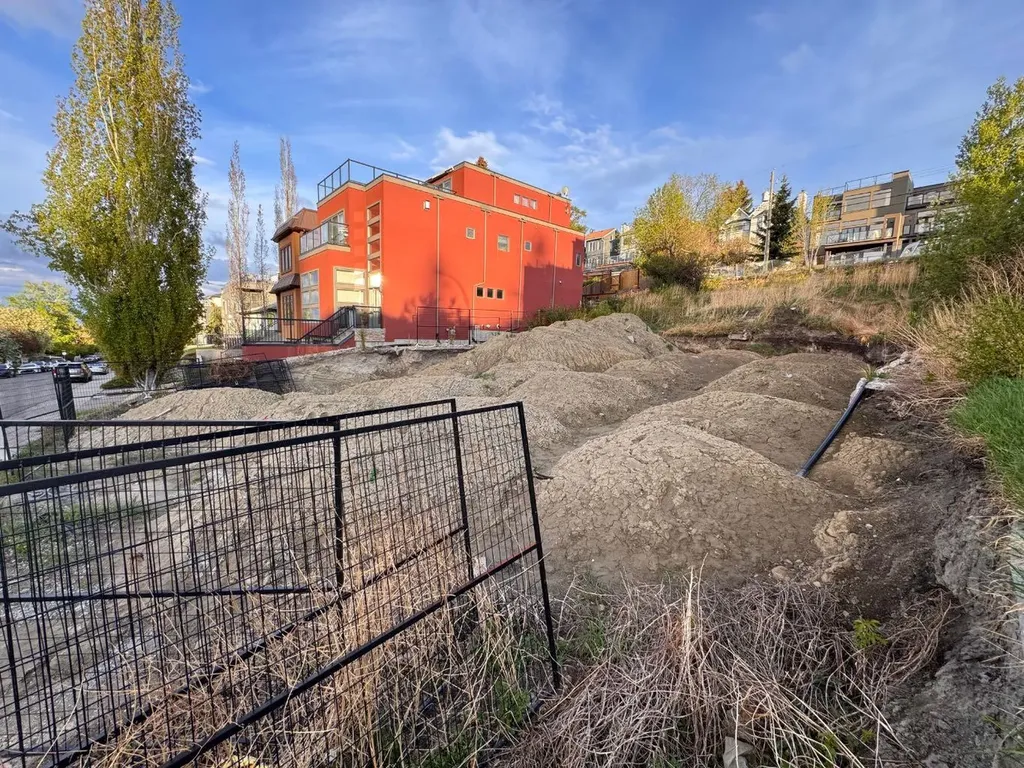 1933 28 Avenue SW Calgary AB T2T 1K2