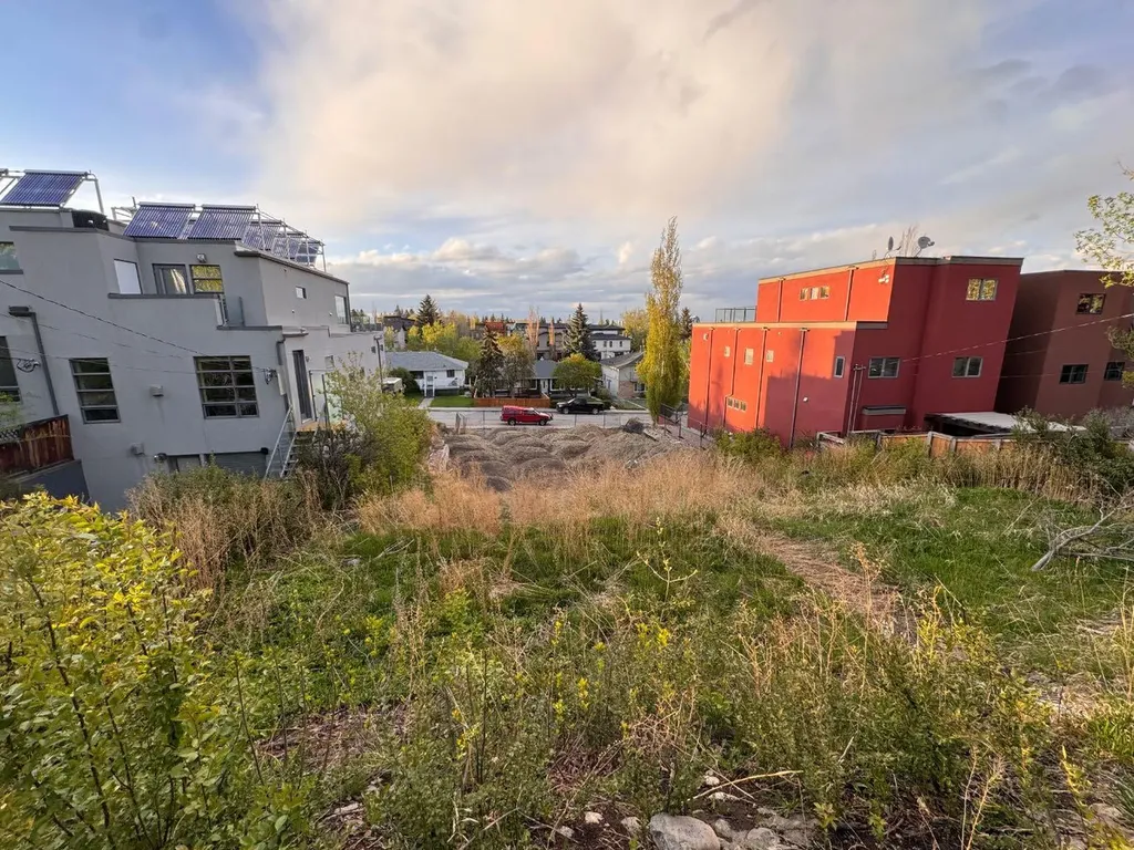 1933 28 Avenue SW Calgary AB T2T 1K2