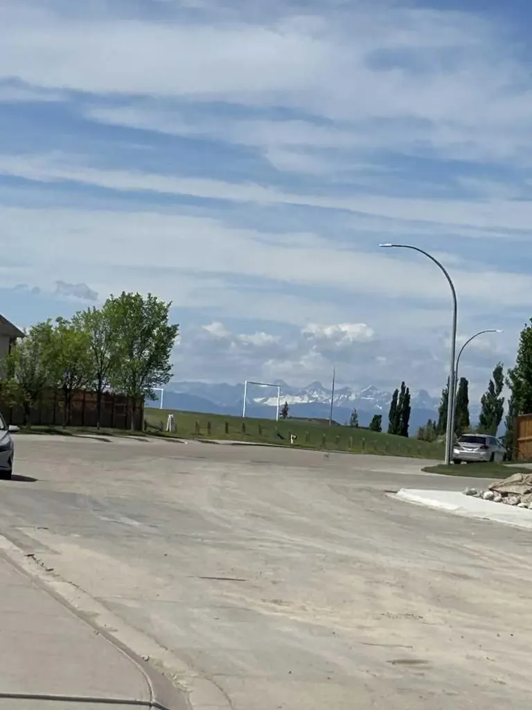 64 Rockyvale Drive NW Calgary AB T3G 5Z4