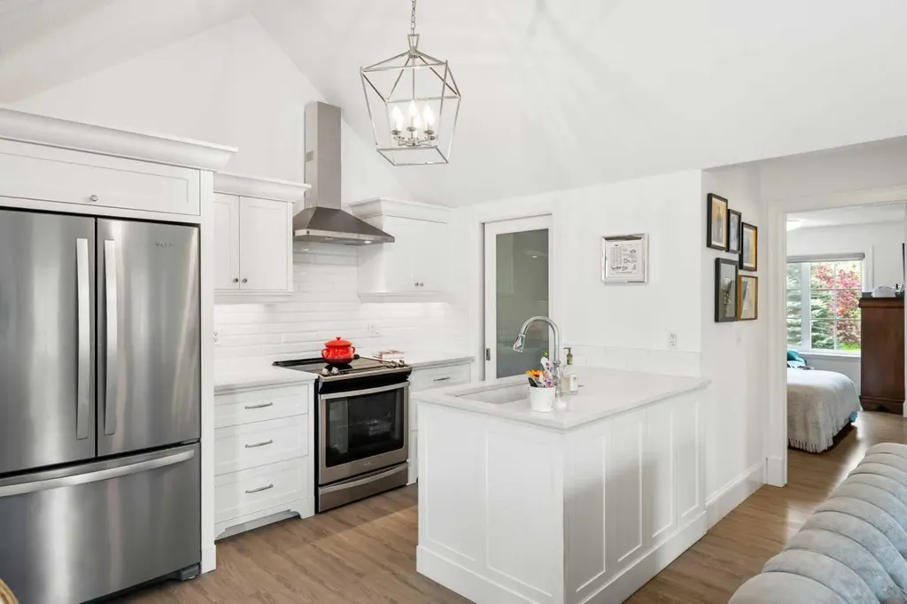 3731 37 Street NW Calgary AB T2L 2J2