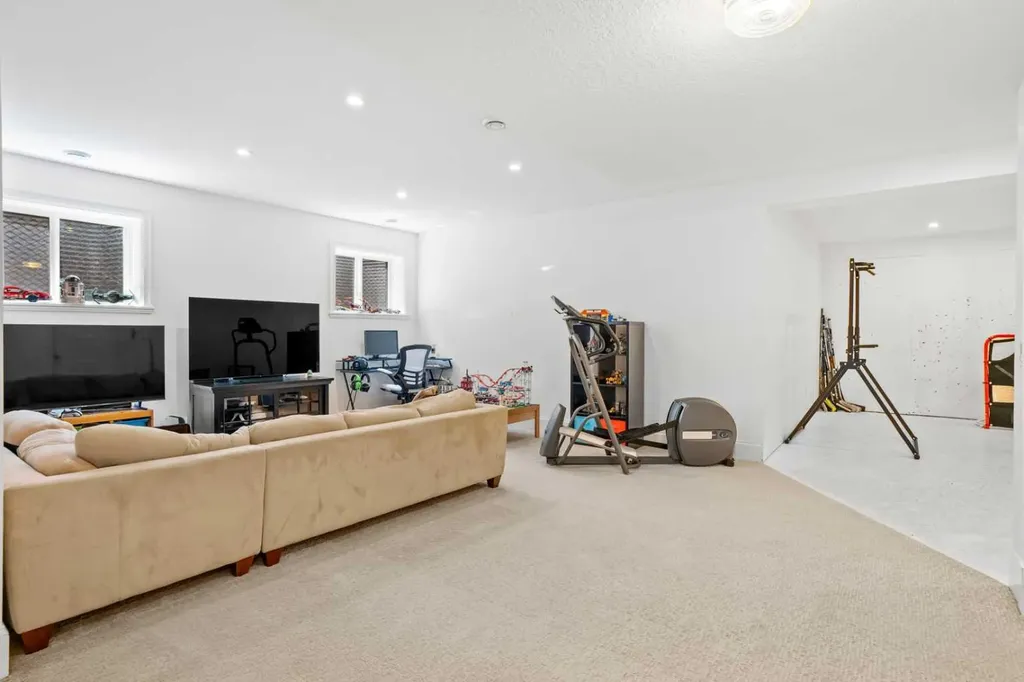 3731 37 Street NW Calgary AB T2L 2J2