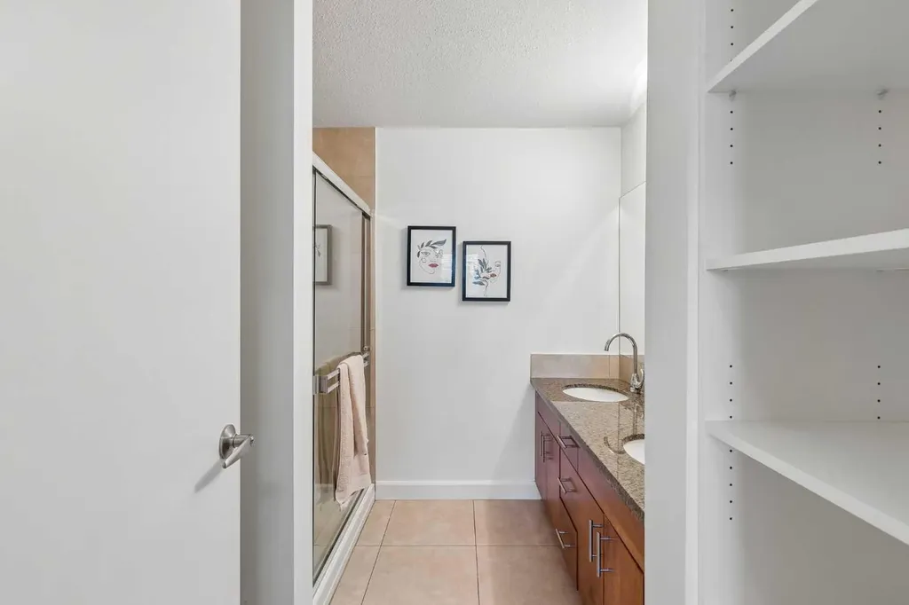 1321 Kensington Close NW Calgary AB T2N 3J6