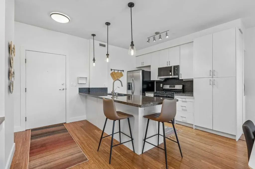 1321 Kensington Close NW Calgary AB T2N 3J6