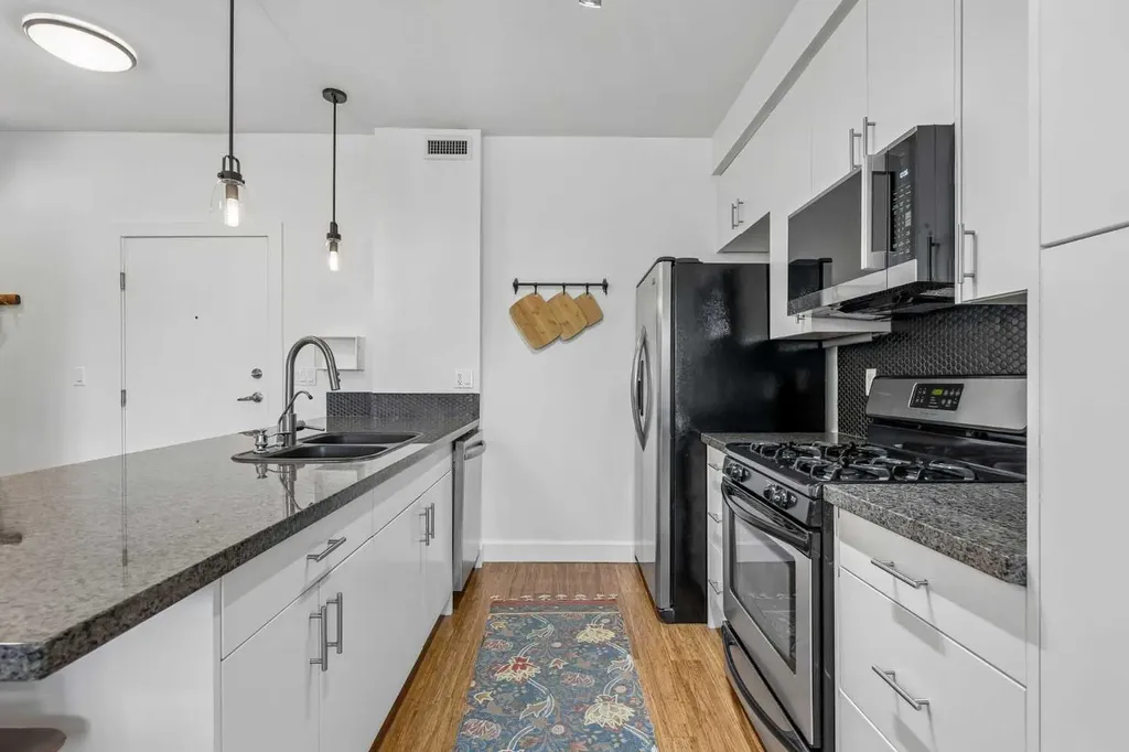 1321 Kensington Close NW Calgary AB T2N 3J6