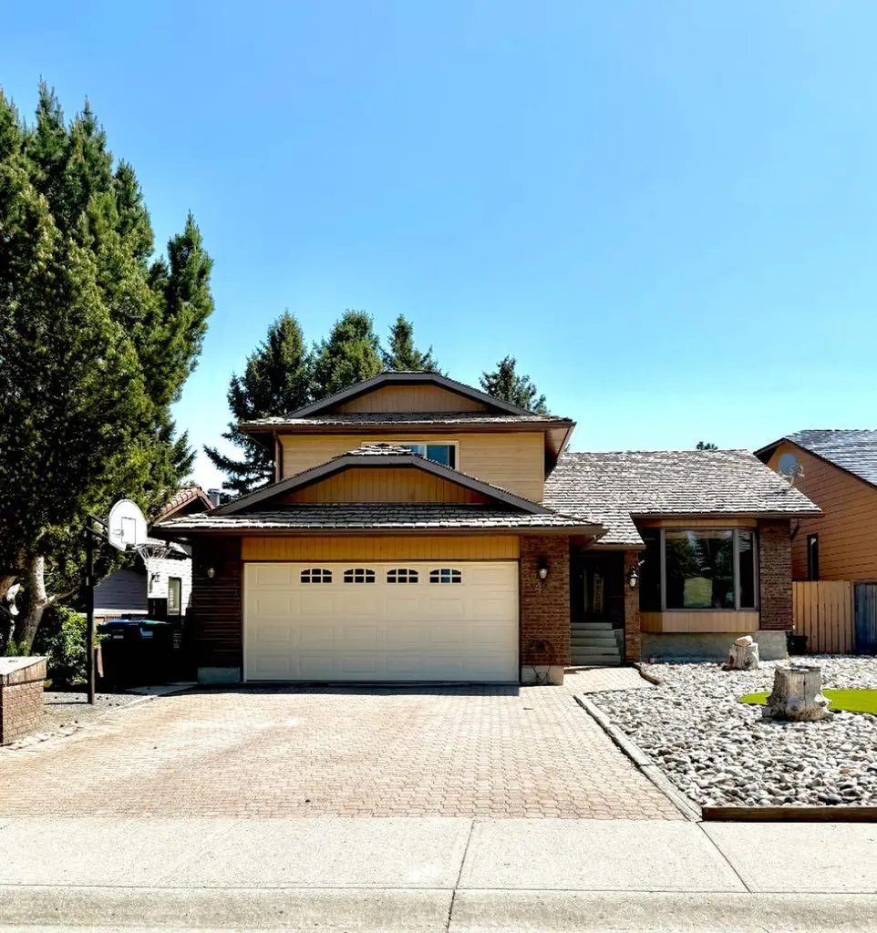 42 Ridgewood Boulevard W Lethbridge AB T1K 6B9
