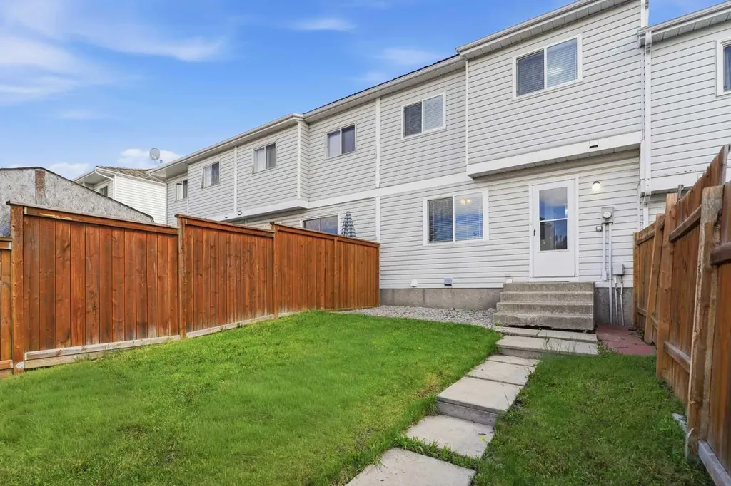 20 Ellenwood Drive Red Deer AB T4R2E3