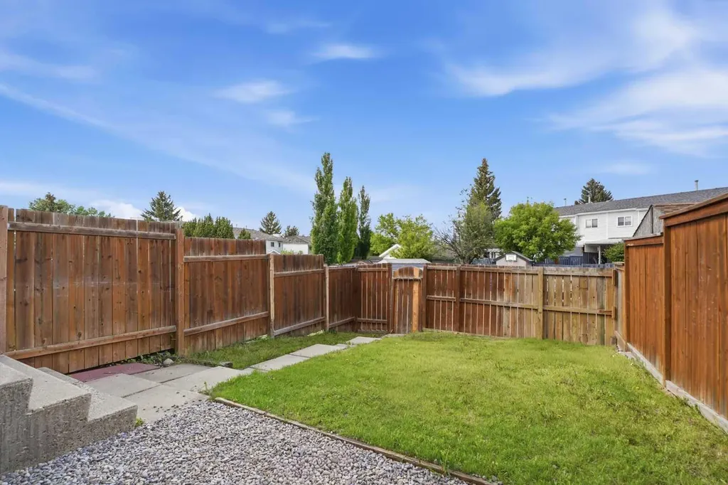 20 Ellenwood Drive Red Deer AB T4R2E3