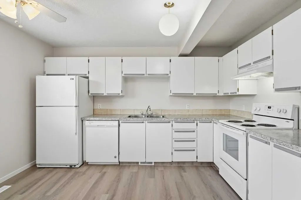 20 Ellenwood Drive Red Deer AB T4R2E3
