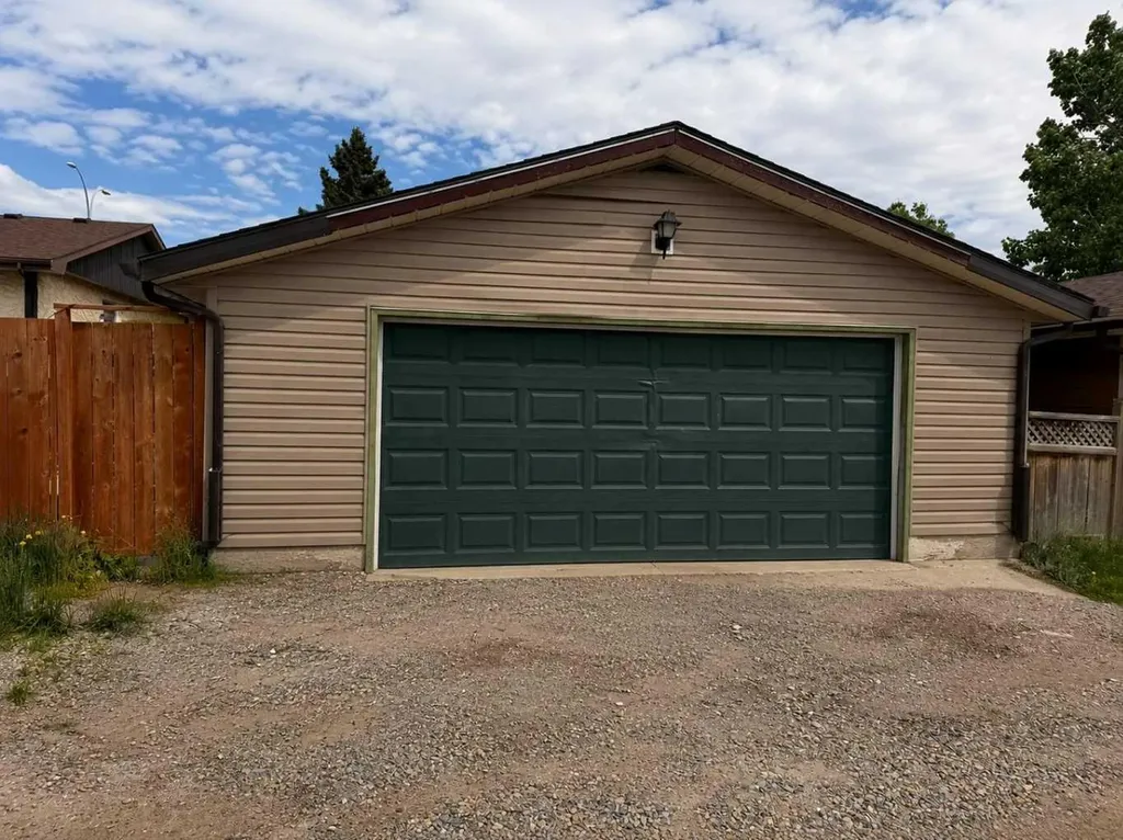 6479 68 Street NE Calgary AB T3J 2H7