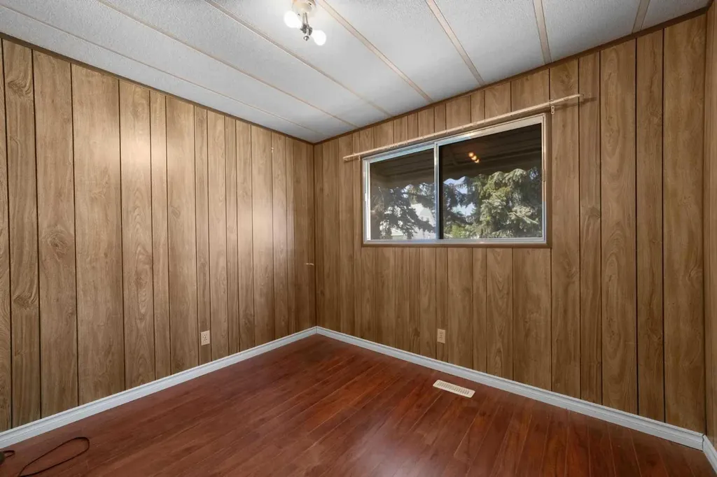 4911 54 Avenue Viking AB T0B 4N0
