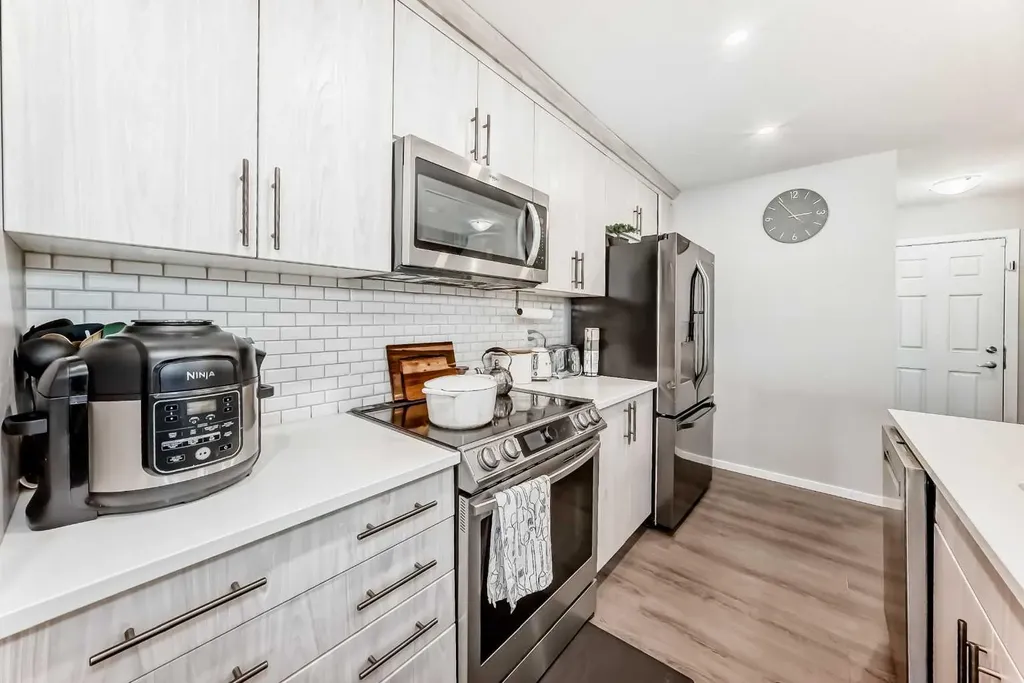1283 140 Avenue NW Calgary AB T3P 0Y5